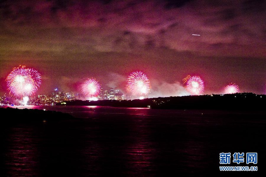 2015年1月1日，在澳大利亞悉尼，迎接新年的焰火從海灣燃放升空。 當日，約150萬市民和游客前往悉尼各主要景點，辭舊迎新。