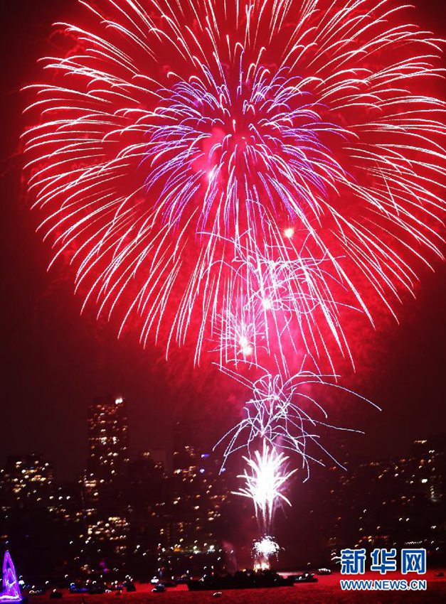 2015年1月1日，在澳大利亞悉尼，迎接新年的焰火從海灣燃放升空。 當日，約150萬市民和游客前往悉尼各主要景點，辭舊迎新。