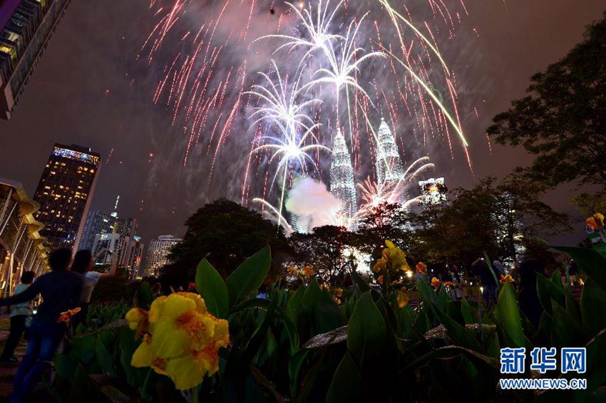 12月31日晚，馬來西亞吉隆坡雙子塔燃放煙火，迎接2015年的到來。