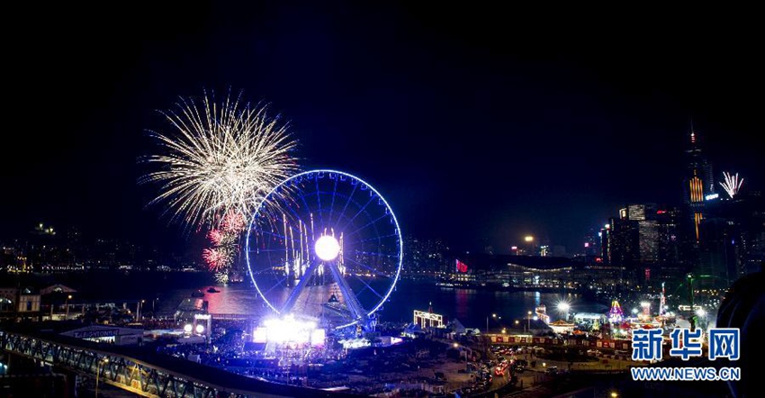 2015年1月1日零時，香港維多利亞港舉行煙火匯演迎接2015年。