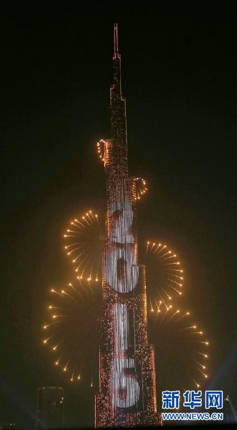  1月1日，世界最高建筑——迪拜哈利法塔燃放焰火慶祝新年。當日，阿聯酋迪拜的哈利法塔、帆船酒店等地舉行大型焰火表演，吸引數十萬市民與游客共迎新年。