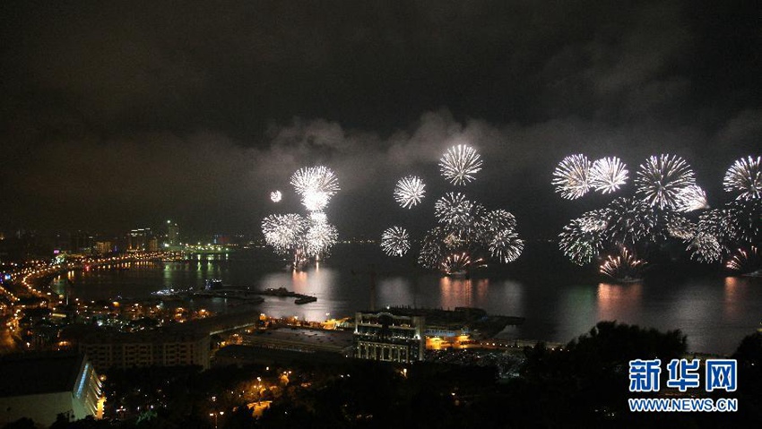 2015 1月1日，在阿塞拜疆首都巴庫，隨著新年鐘聲敲響，喜迎新年的焰火從裡海燃放升空。