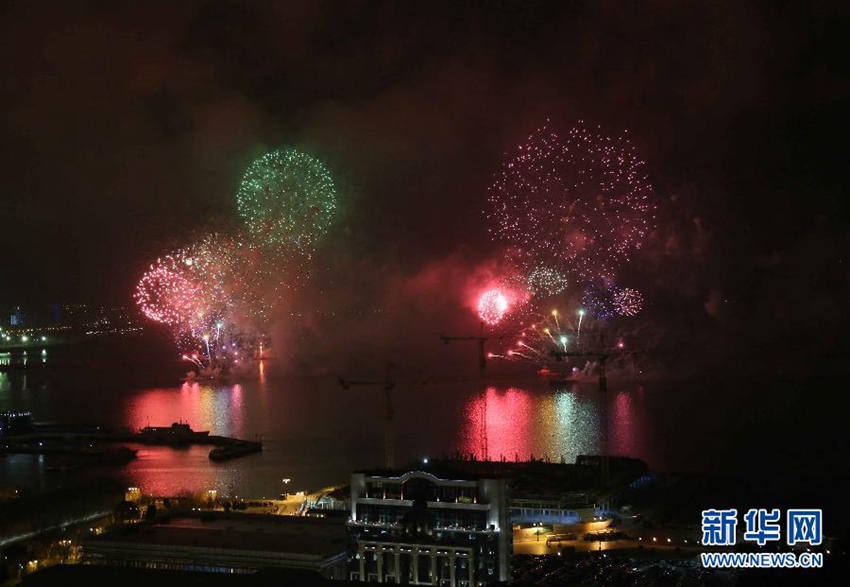 1月1日，在阿塞拜疆首都巴庫，隨著新年鐘聲敲響，喜迎新年的焰火從裡海燃放升空。