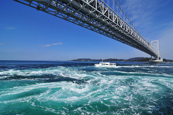 渦潮和觀潮船（德島縣上海事務所供圖）