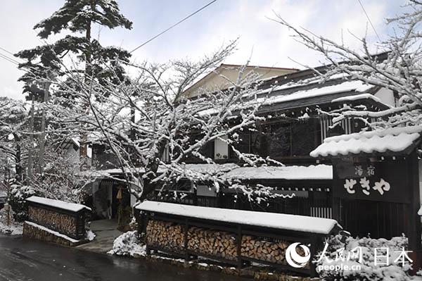 白雪覆蓋的長野縣白馬村民家住宅