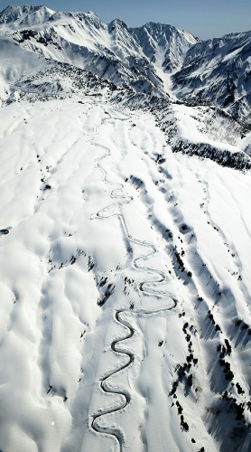 ��ɽ�ڲ�������˹·���е�ѩǽ��ۣ�����ͼ��