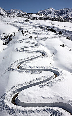 ��ɽ�ڲ�������˹·���е�ѩǽ��ۣ�����ͼ��