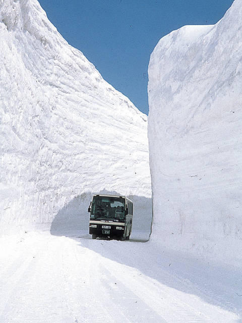 ��ɽ�ڲ�������˹·���е�ѩǽ��ۣ�����ͼ��