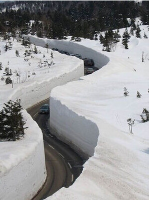 ��ɽ�ڲ�������˹·���е�ѩǽ��ۣ�����ͼ��