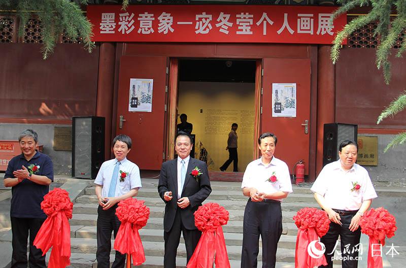 出席嘉賓為宓冬瑩個人畫展剪彩