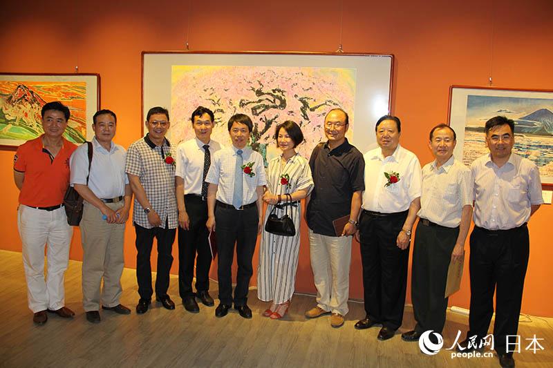 宓冬瑩與出席嘉賓在自己的作品前合影留念