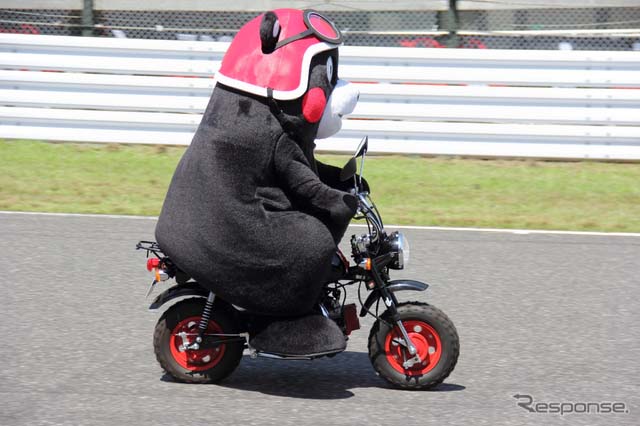 熊本萌熊Kumamon在三重縣鈴鹿賽道上騎摩托車 