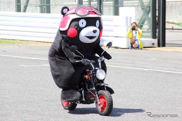 熊本萌熊Kumamon在三重縣鈴鹿賽道上騎摩托車 