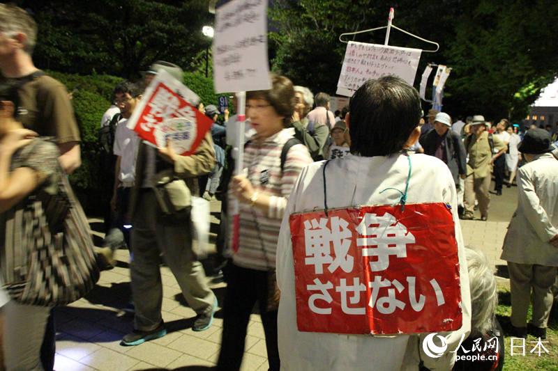 組圖：抗議安保法案的日本民眾與警方起沖突 數人被帶走