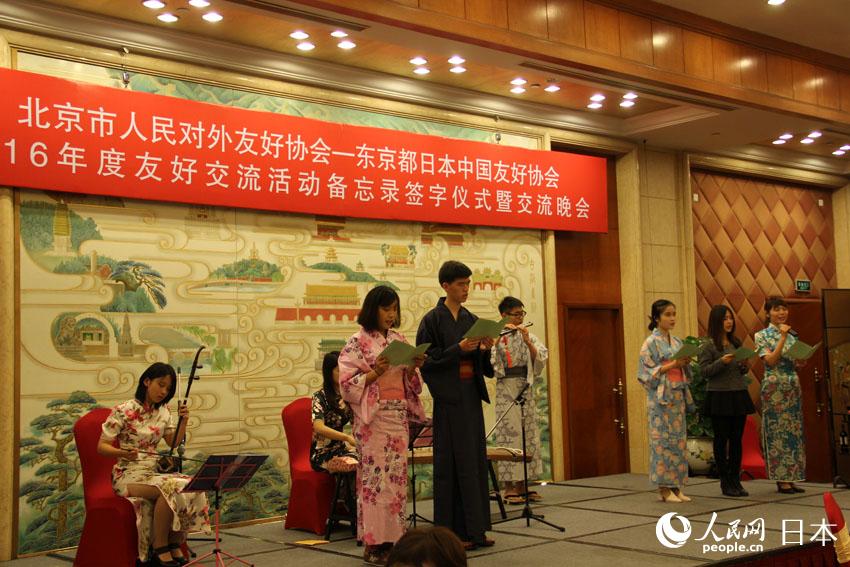 中日大學生合奏、合唱《世界上唯一的花朵》（攝影 岩崎元地）