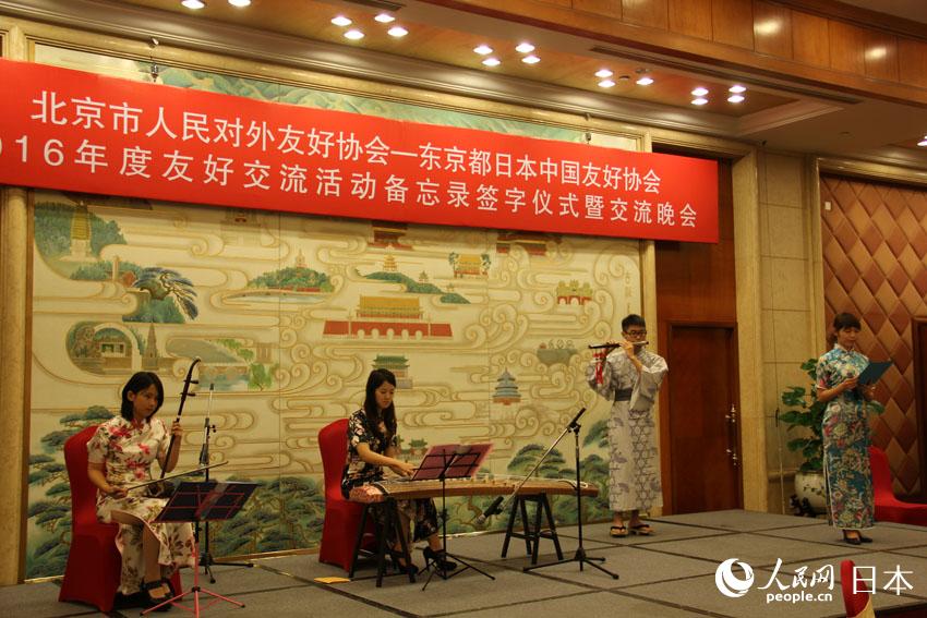 在交流會上進行演奏的中日大學生（攝影 岩崎元地）