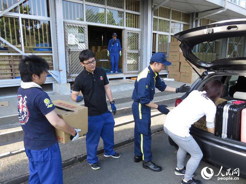 4月22日，人民網記者將捐助物資轉交大津町立中學校物資集散地的工作人員