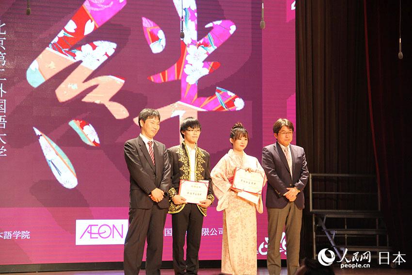 嘉賓為獲得最佳男演員·女演員獎項的同學頒獎