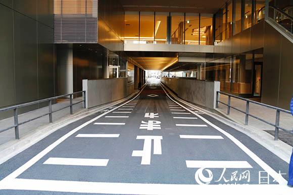 “銀座6”跨越兩個街區，道路從大樓中間穿過