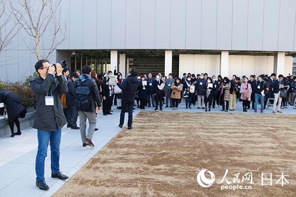 媒體記者在屋頂花園採訪