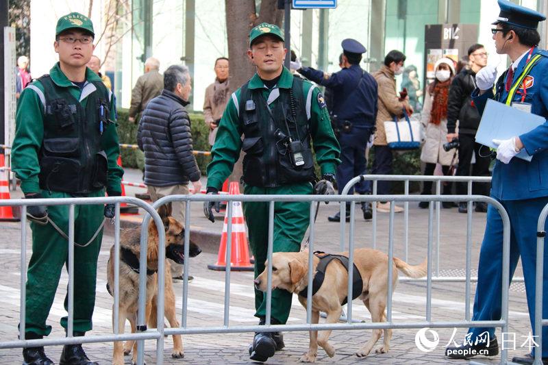 特警帶警犬巡邏