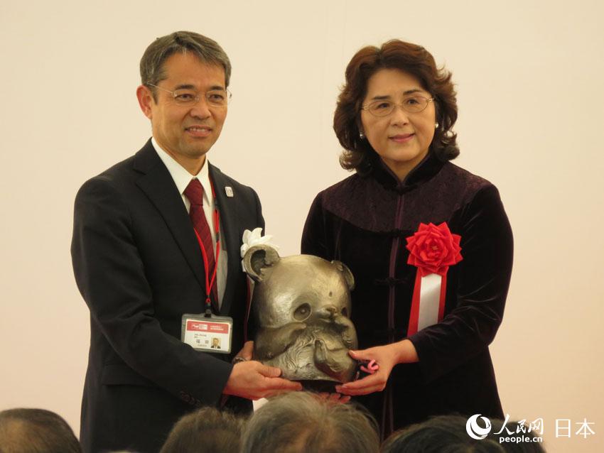 汪婉參贊向上野動物園園長福田豐贈送中國知名藝術家韓美林制作的銅像