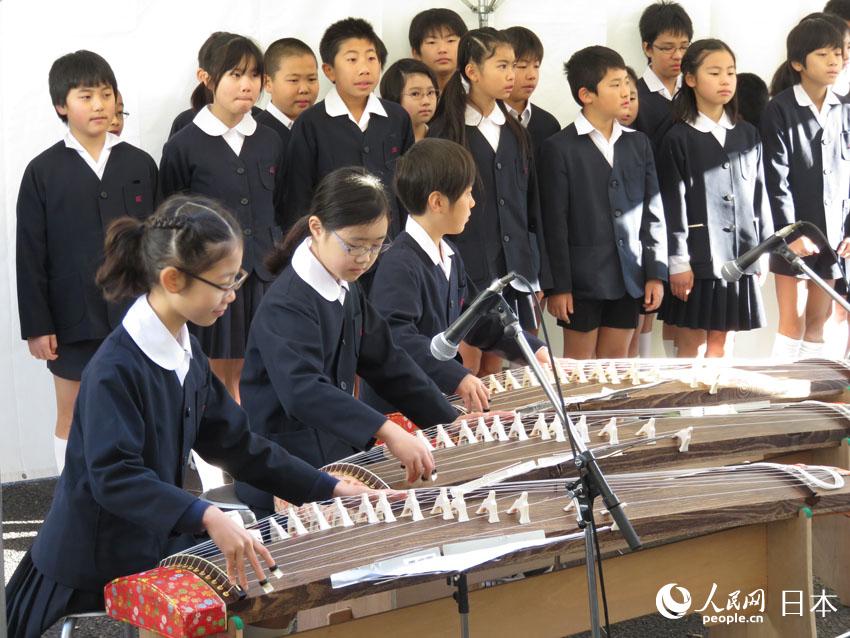 台東區立忍岡小學校學生在慶祝會上表演古箏