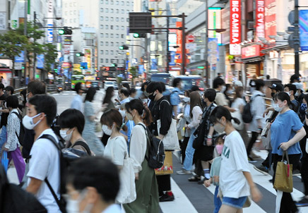 东京繁华街区人流涌动