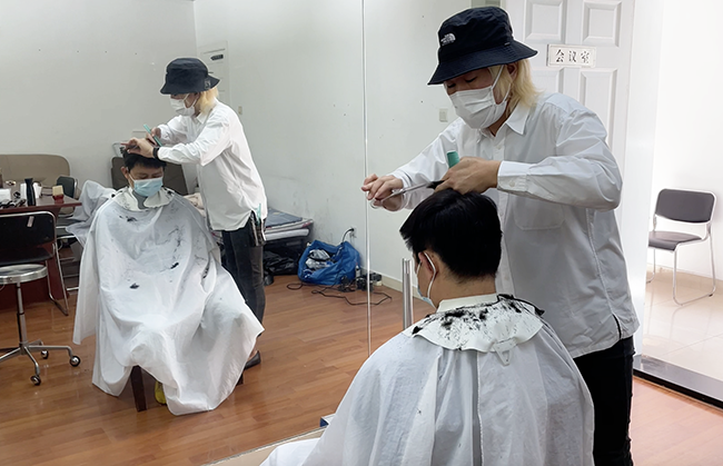 【守“沪”者】日籍美发师开在居委会的“爱心理发店”