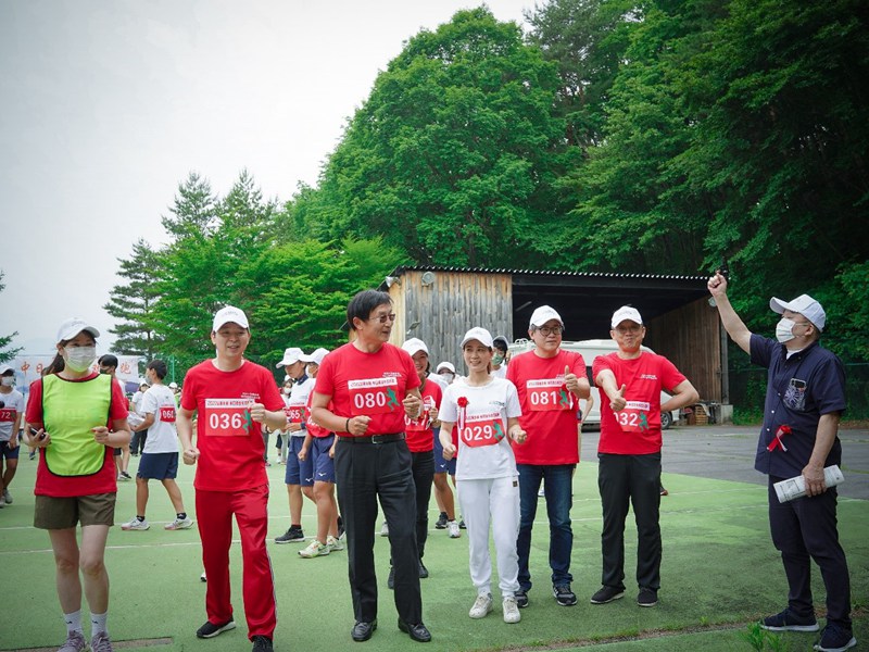 6月18日，中國駐東京旅游辦事處主任歐陽安（左二）、日中友好會館中方代表理事黃星原（左三）、東京中國文化中心主任羅玉泉（右一）在 “2022美麗鄉村—中日青少年歡樂跑”開跑現場。人民網 吳穎攝