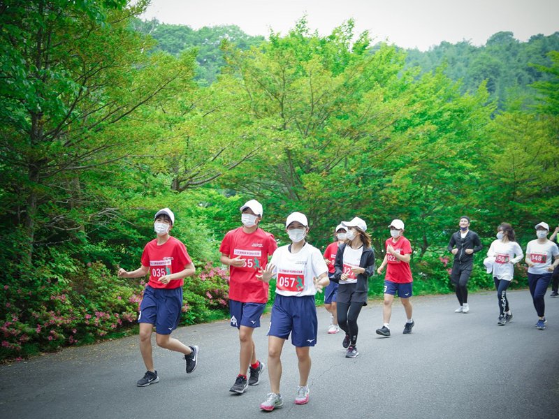 6月18日，中日青少年奔跑在鄉村道路上。人民網 吳穎攝