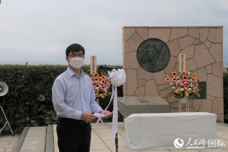7月17日，中国驻日本大使馆公使施泳在纪念仪式上致辞。人民网 吴颖摄