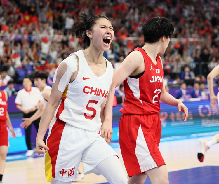 10月5日，中國隊球員王思雨（左）在比賽中慶祝。新華社記者蘭紅光攝