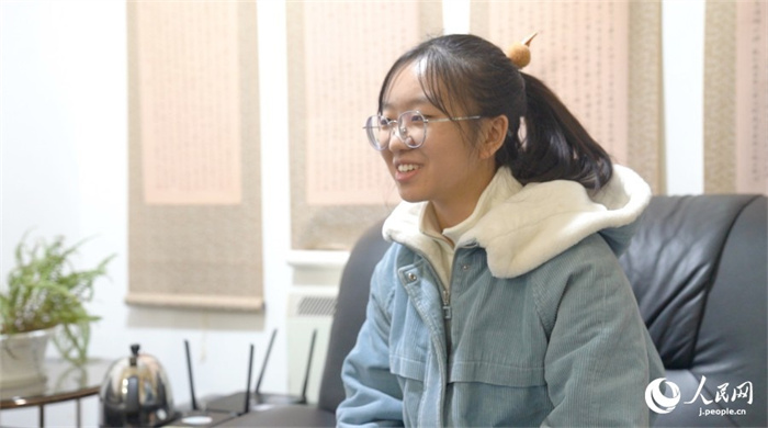 北京大学中文系的大三学生龚悦正在接受采访。人民网记者 袁蒙摄