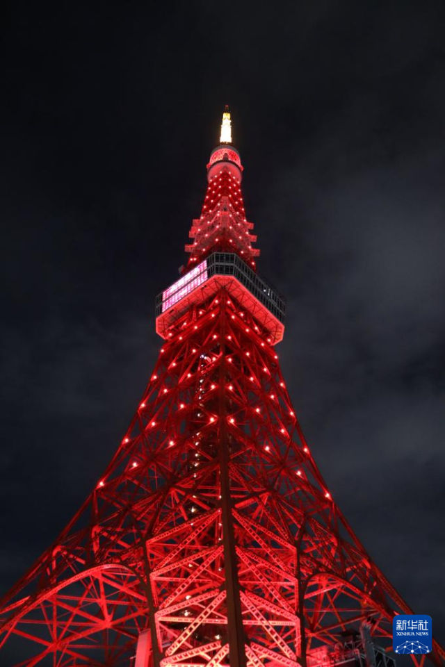 2月9日晚，日本東京的地標性建筑東京塔點亮“中國紅”，慶祝中國農歷新年。新華社記者 楊光 攝