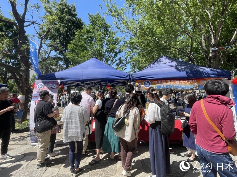 排隊領取資料和參與抽獎的日本民眾。中國駐東京旅游辦事處供圖