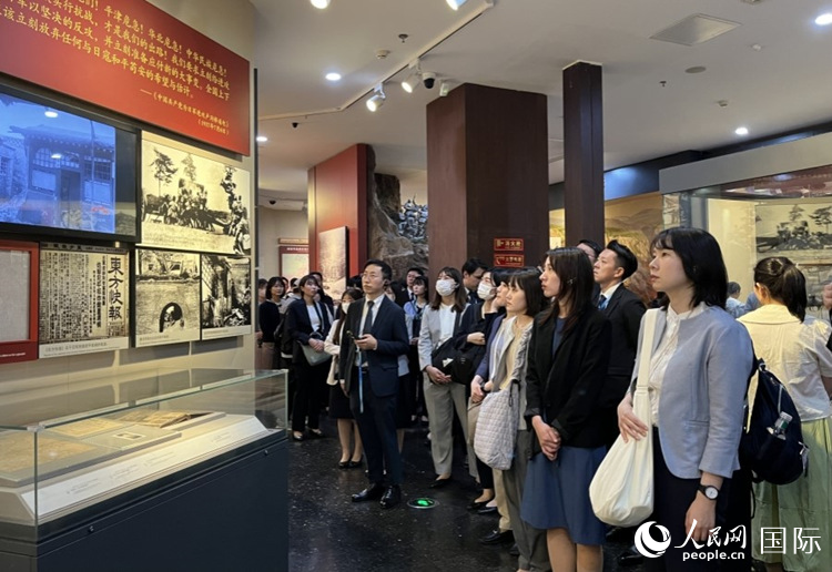 創價學會青年代表團成員在中國人民抗日戰爭紀念館參觀。人民網記者 陳思攝