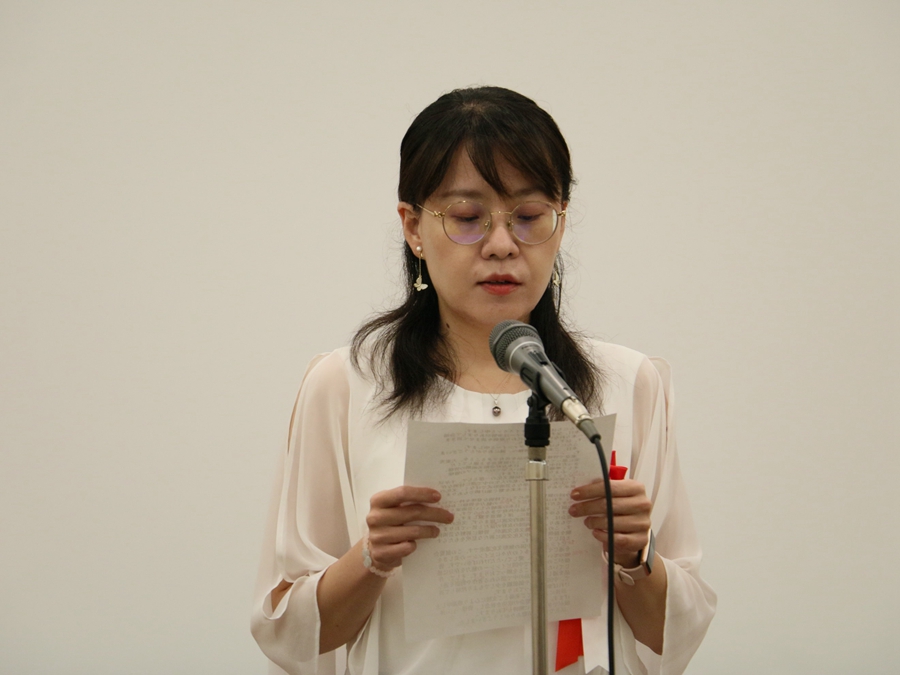 皮影表演藝術家柴廣義之女柴思萌代讀致辭。人民網 許可攝