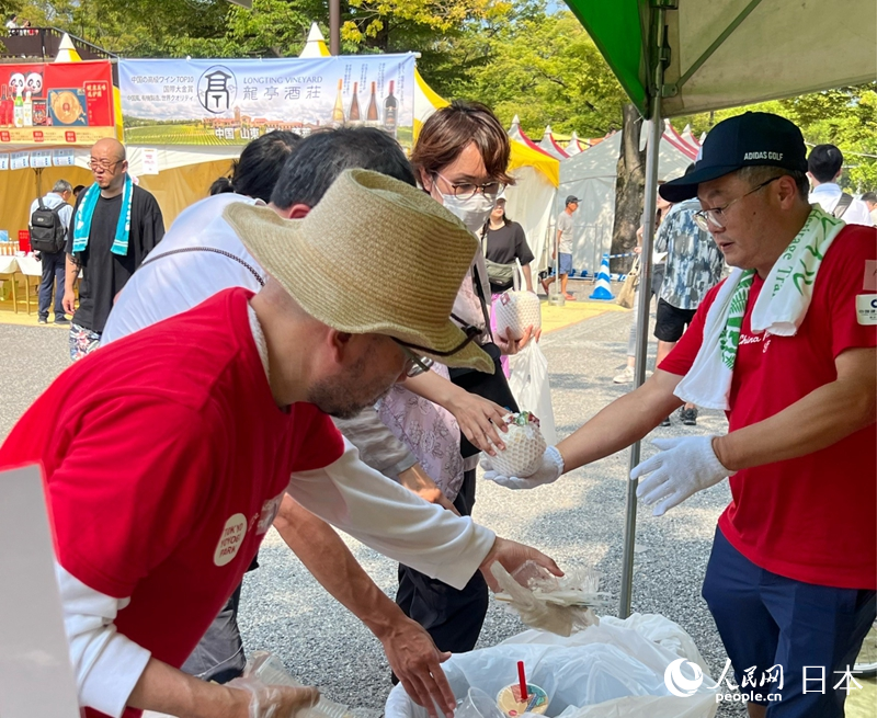 志願者引導游客進行垃圾分類。主辦方供圖