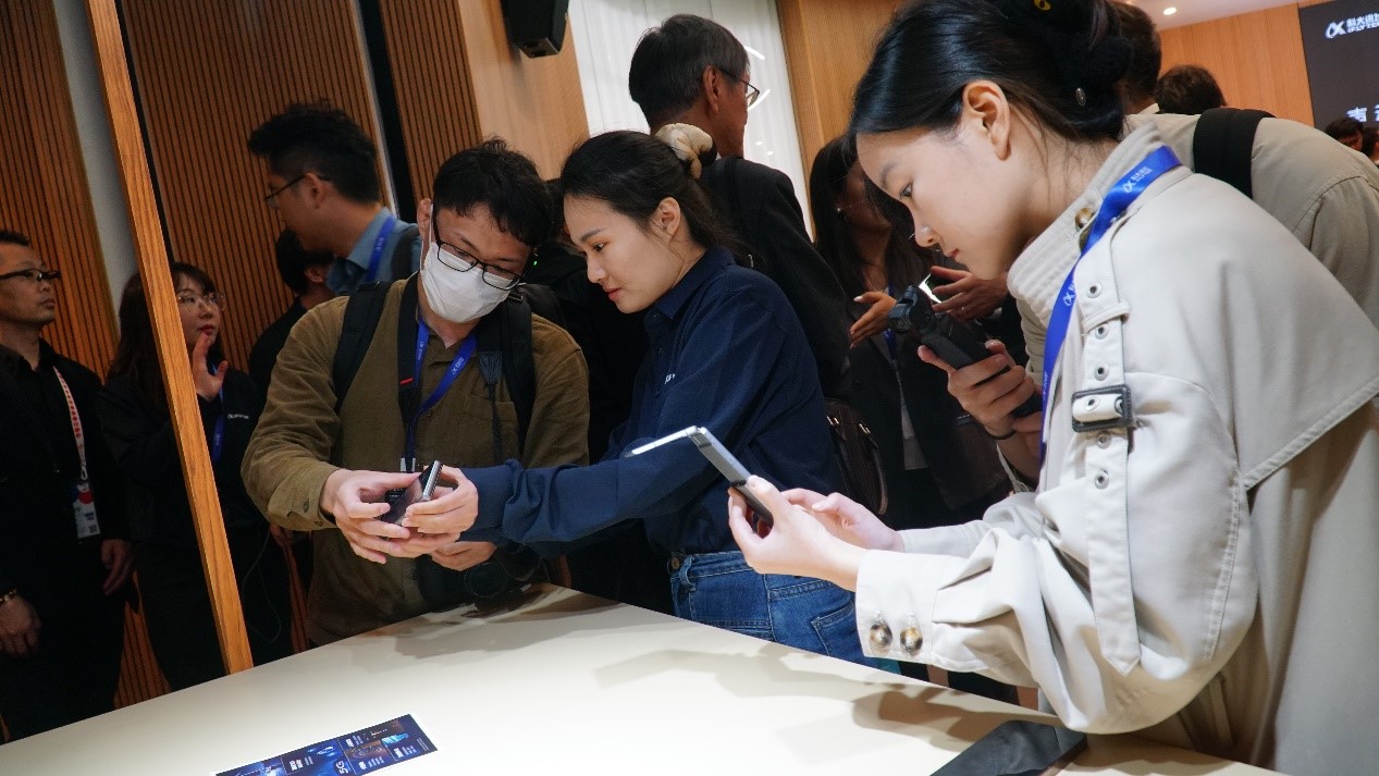发布会上，与会嘉宾试用讯飞双屏翻译机2.0。人民网 蒋晓辰摄