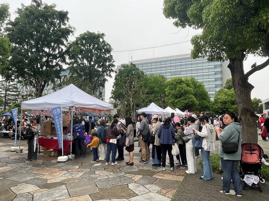 中國駐東京旅游辦事處展位前排隊等候的游客。中國駐東京旅游辦事處供圖
