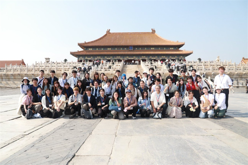 访华团一行参观故宫。北京市人民对外友好协会供图