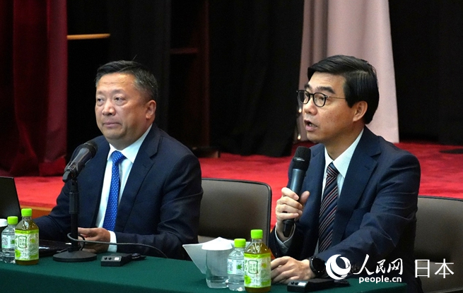 中国驻日本大使馆公使施泳（右）、西藏自治区对外文化交流协会执行会长廖恳（左）出席讲座。人民网 许可摄