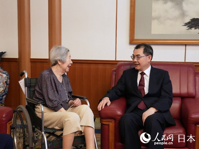 吴江浩大使（右）亲切慰问日籍老战士元木光子。人民网 许可摄