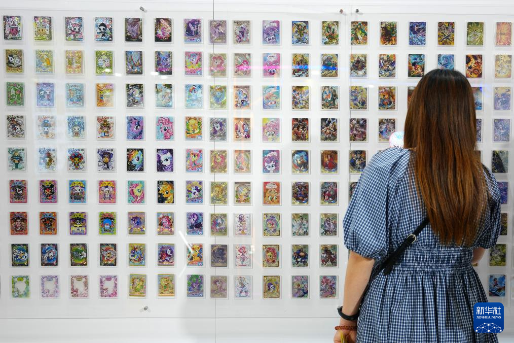 8月28日，参观者在日本东京玩具展上参观展出的卡牌。新华社记者 贾浩成 摄