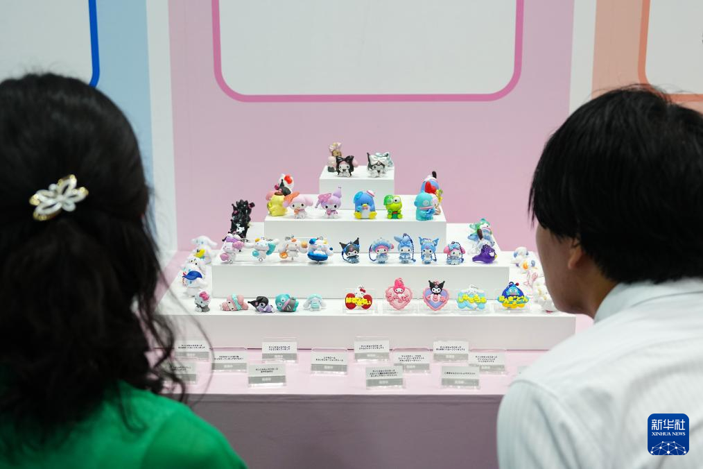 8月28日，人们在日本东京玩具展上参观展出的玩具。新华社记者 贾浩成 摄