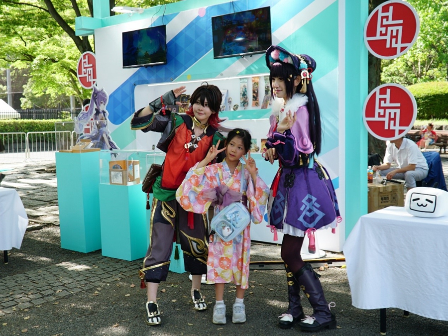 小朋友与国产游戏《原神》Coser（角色扮演者）合影。蒋晓辰摄