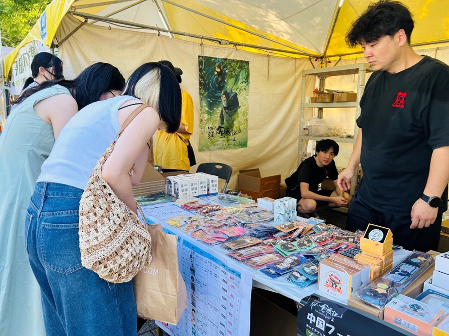 游客选购动漫周边。人民网 许可摄
