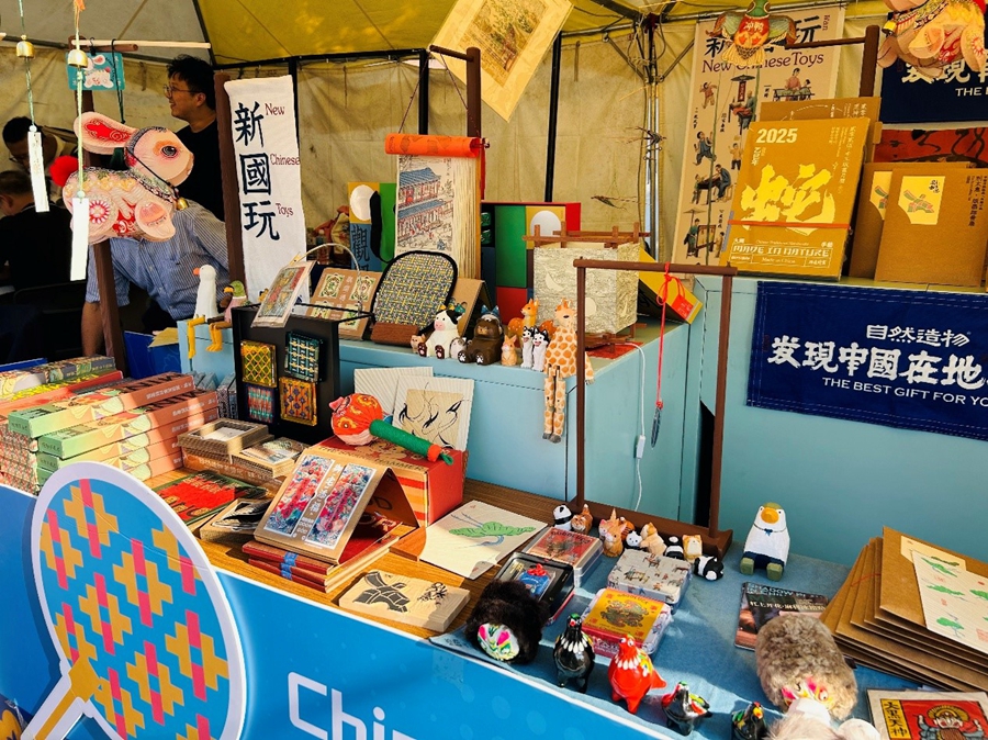 琳琅满目的文创产品。人民网 许可摄
