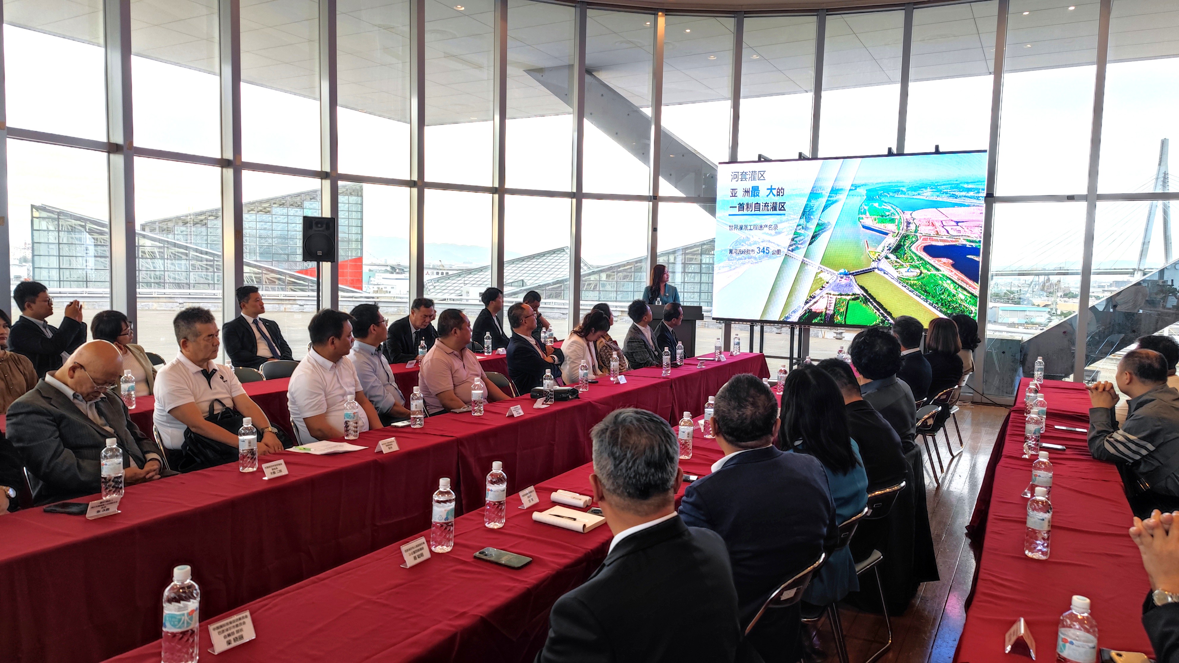 10月10日下午，巴彦淖尔市代表团在日本大阪文化馆组织召开了中日经贸文旅交流座谈会。主办方供图